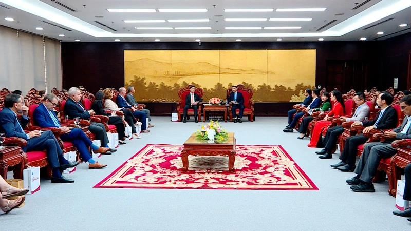 Đại sứ đặc mệnh toàn quyền Liên minh châu Âu tại Việt Nam cùng đoàn công tác đến thăm và làm việc với lãnh đạo thành phố Đà Nẵng. 