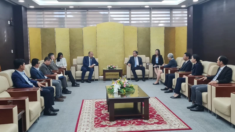 Chủ tịch UBND thành phố Đà Nẵng Lê Trung Chinh chủ trì tiếp Đại sứ đặc mệnh toàn quyền Kazakhstan tại Việt Nam, ngài Kanat Tumysh.