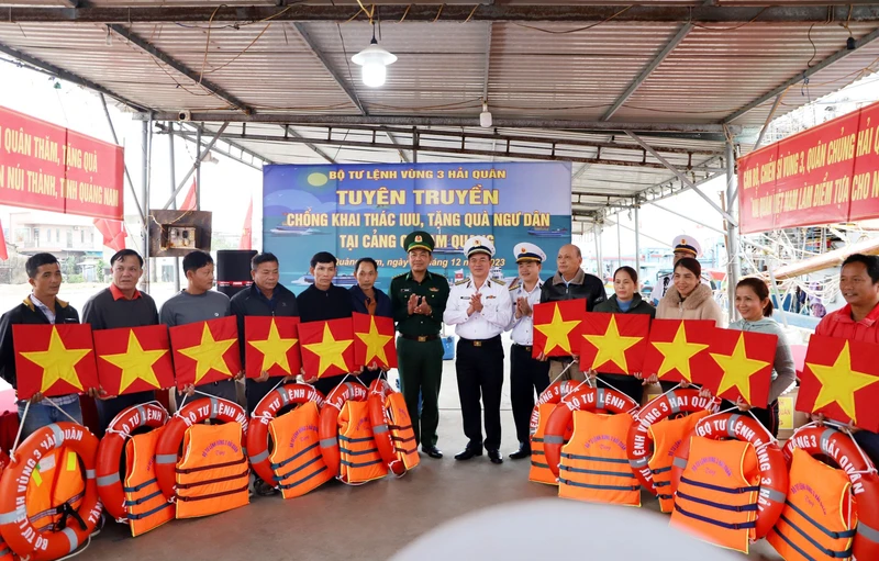 Thủ trưởng Vùng 3 tặng phao cứu sinh và áo phao cho ngư dân và đại diện Nghiệp đoàn nghề cá 2 xã Tam Giang và Tam Quang.