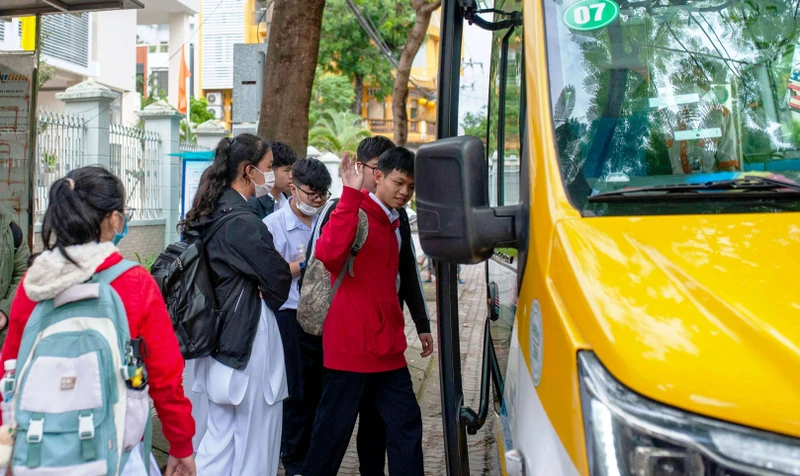 Đi học bằng xe buýt, thói quen mới của nhiều học sinh, sinh viên Đà Nẵng.