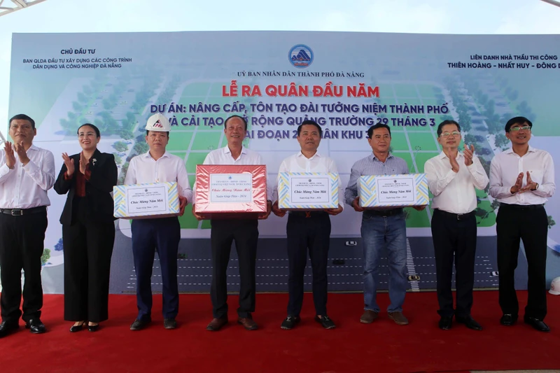 Lãnh đạo thành phố Đà Nẵng tặng quà động viên các đơn vị thi công dự án đường ven biển nối Cảng Liên Chiểu với Quốc lộ 1A.
