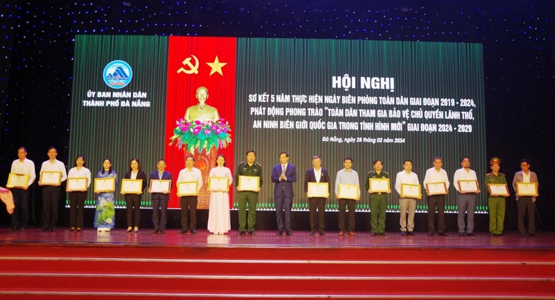 Đồng chí Lê Trung Chinh, Chủ tịch UBND TP Đà Nẵng trao bằng khen tặng các tập thể, cá nhân có thành tích xuất sắc trong xây dựng, quản lý và bảo vệ chủ quyền lãnh thổ, an ninh biên giới quốc gia.