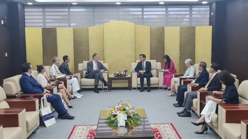 Lãnh đạo thành phố Đà Nẵng tiếp Phái đoàn Đại sứ Cộng Hòa Pháp đến thăm và làm việc.