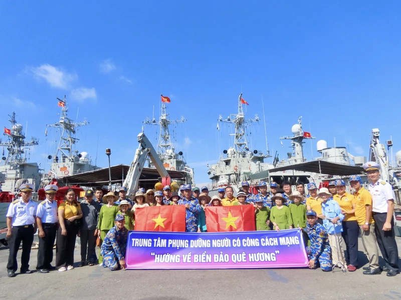 Trung tâm Phụng dưỡng người có công cách mạng thành phố Đà Nẵng chụp ảnh lưu niệm với cán bộ, chiến sĩ Vùng 3 Hải quân.