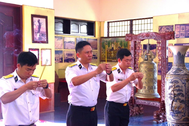 Lãnh đạo, Chỉ huy Vùng 2 Hải quân dâng hương tại Nhà lưu niệm và tượng đài Anh hùng Võ Thị Sáu.