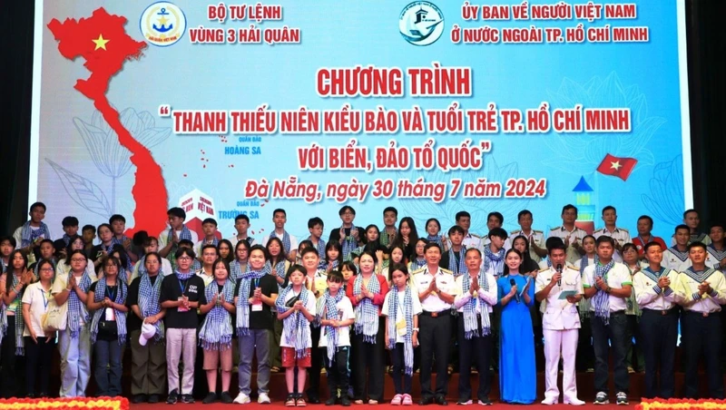 Chương trình “Thanh thiếu niên kiều bào và tuổi trẻ thành phố Hồ Chí Minh với biển, đảo quê hương” tại Vùng 3 Hải quân.