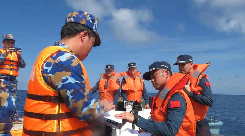 Hải quân Trung Quốc và Việt Nam ký hồ sơ bàn giao 2 ngư dân gặp nạn trên biển. 