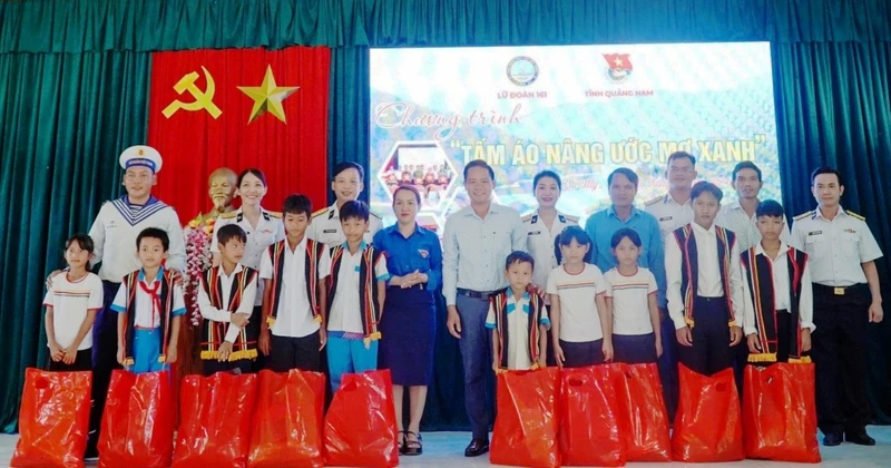 Chương trình “Tấm áo nâng ước mơ xanh” trao quà cho các em học sinh nghèo, học giỏi tại xã Trà Cót, huyện Bắc Trà My, tỉnh Quảng Nam.