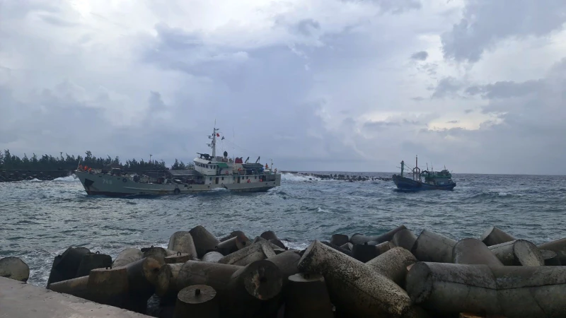 Tàu 746 lai kéo tàu cá bị hỏng máy về Âu tàu đảo Trường Sa an toàn trong điều kiện sóng to gió lớn. 