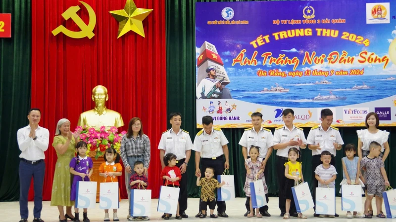 Chương trình “Ánh trăng nơi đầu sóng” trao tặng hơn 2.000 phần quà trung thu và 100 suất học bổng, mỗi suất trị giá 500.000 đồng tặng các cháu bị khuyết tật, bệnh lý nặng và có hoàn cảnh đặc biệt khó khăn là con em cán bộ, chiến sĩ Vùng 3 Hải quân.