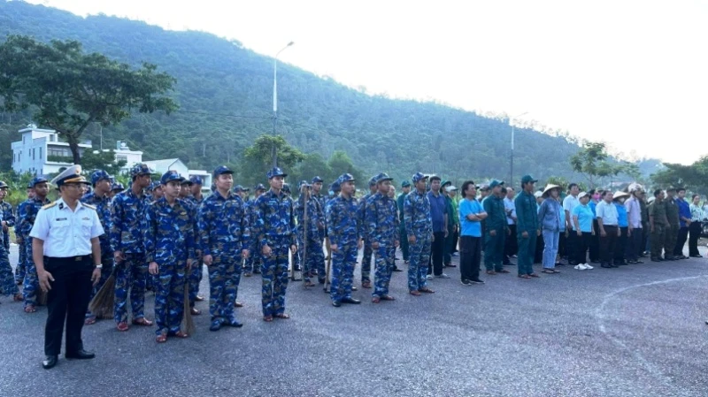 Quang cảnh buổi phát động trồng cây xanh và dọn vệ sinh môi trường khu vực đóng quân của Lữ đoàn 172 Hải quân.