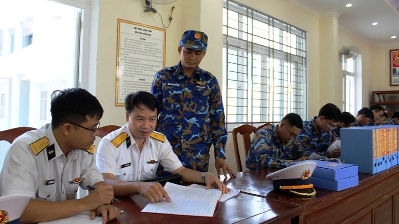 Kiểm tra hệ thống văn kiện, sổ sách Công tác đảng, công tác chính trị tại Lữ đoàn 171 Hải quân.