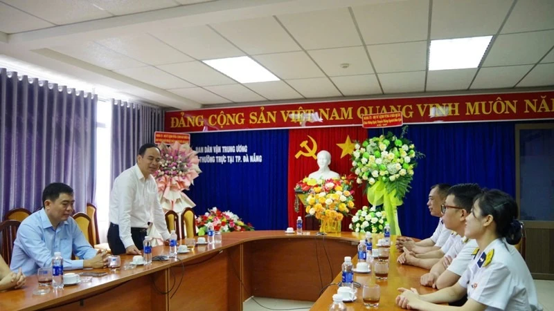 Đại diện lãnh đạo Cơ quan Thường trực Ban Dân vận Trung ương tại Đà Nẵng trao đổi kinh nghiệm trong công tác dân vận của Đảng.