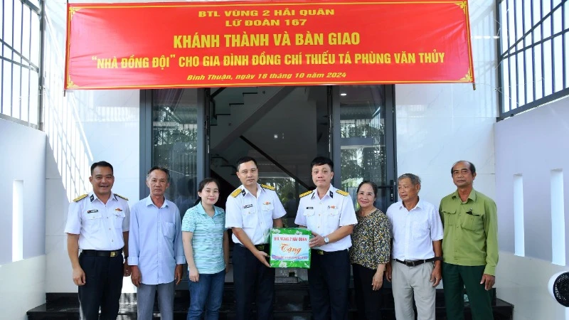 Lãnh đạo, chỉ huy Lữ đoàn 167 tặng quà cho gia đình đồng chí Thiếu tá Phùng Văn Thủy tại lễ bàn giao Nhà đồng đội.