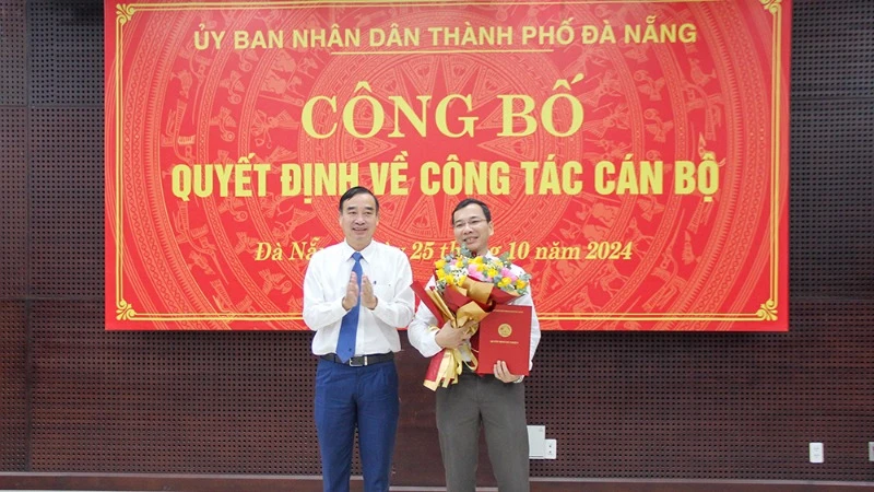 Chủ tịch Ủy ban nhân dân thành phố Đà Nẵng trao quyết định và tặng hoa chúc mừng tân Giám đốc sở Nội vụ kiêm Chủ tịch Ủy ban nhân dân huyện Hoàng Sa.