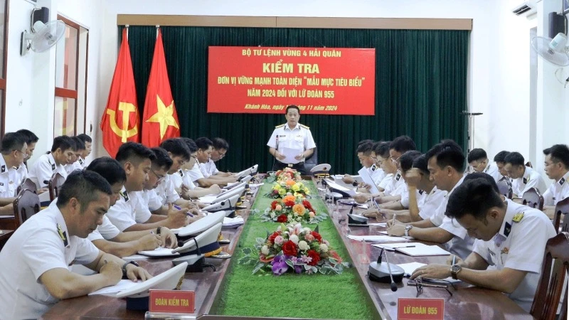 Đại tá, Phó Tư lệnh Vùng 4 Nguyễn Vĩnh Nam quán triệt và giao nhiệm vụ công tác kiểm tra tại Lữ đoàn 955 Hải quân.