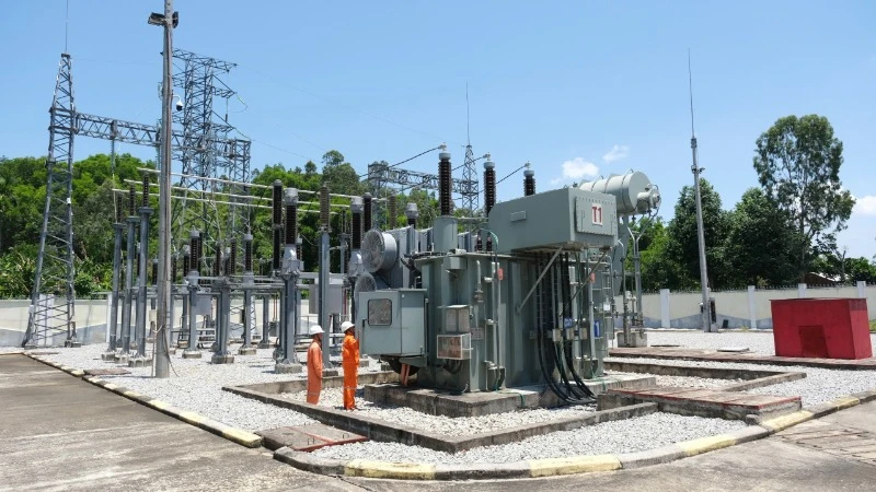 Lắp máy biến áp T2 TBA 110kV Krông Nô, tỉnh Đắk Nông. 