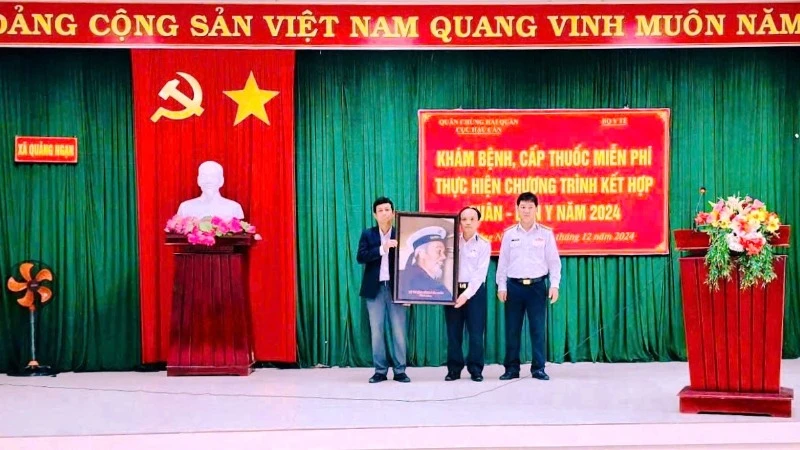 Trưởng đoàn công tác của Vùng 3 Hải quân, Thượng tá Trần Hoàng An tặng quà lưu niệm cho đại diện xã Quảng Ngạn huyện Quảng Điền, tỉnh Thừa Thiên Huế.