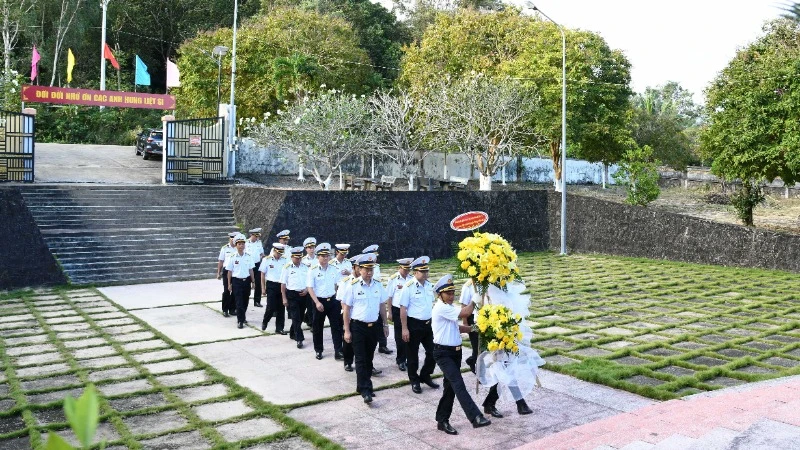 Đoàn đại biểu Bộ Tư lệnh Vùng 5 Hải quân dâng hoa tại Tượng đài Nắm Đấm, thành phố Phú Quốc, Kiên Giang.