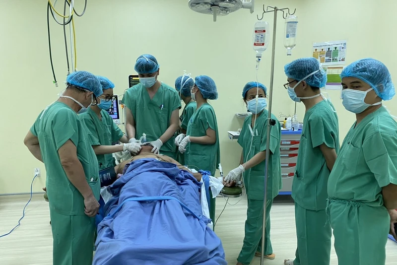 Ê-kíp các y, bác sĩ Bệnh viện 199 và các bác sĩ đầu ngành tại Thành phố Hồ Chí Minh, hội chẩn trước khi phẫu thuật cho bệnh nhân. (Ảnh: Bệnh viện cung cấp)