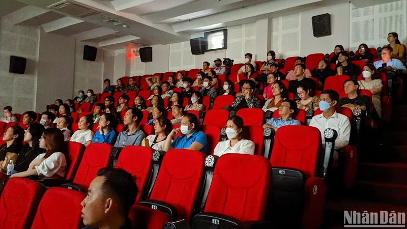 Khán giả xem phim "Tiệc trăng máu" tại rạp Lê Độ, Đà Nẵng trưa 9/5.