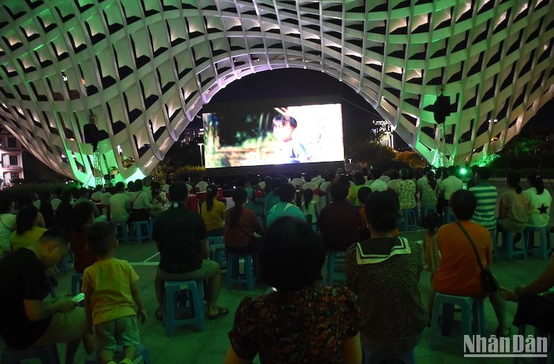 Hàng trăm khán giả có mặt tại Công viên APEC và thưởng thức trọn bộ phim Trạng Tí phiêu lưu ký.