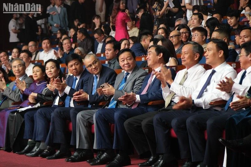 Phó Thủ tướng Chính phủ Trần Hồng Hà cùng các đại biểu dự lễ khai mạc tối 13/5. (Ảnh: ANH ĐÀO)