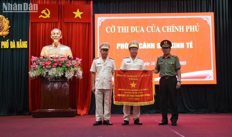 Thiếu tướng Vũ Xuân Viên, Giám đốc Công an TP Đà Nẵng trao tặng Cờ thi đua xuất sắc của Thủ tướng Chính phủ cho tập thể Phòng Cảnh sát kinh tế (Ảnh: ANH ĐÀO)