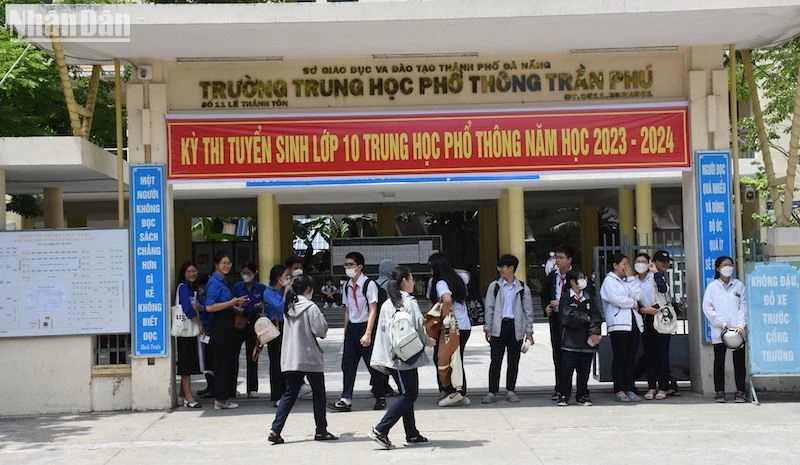Các thí sinh đến học quy chế thi tại điểm thi trường THPT Trần Phú, quận Hải Châu. (Ảnh: ANH ĐÀO)