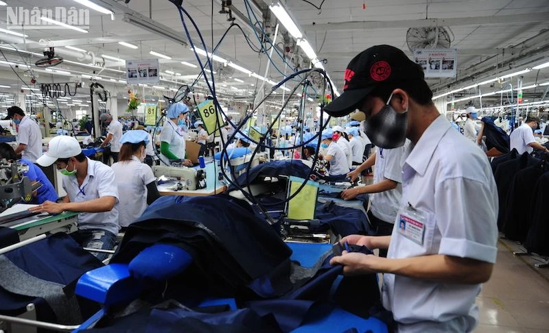Công nhân làm việc tại một dây chuyền sản xuất của Công ty Dệt may 29/3. (Ảnh: ANH ĐÀO)