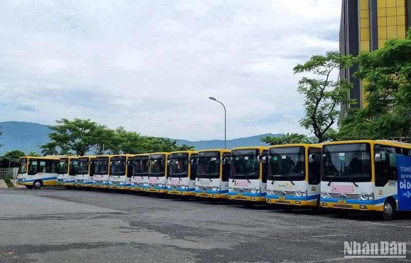 Xe buýt nằm dài trong bãi đậu xe vì Công ty Quảng An 1 nợ lương nhân viên 4 tháng liền. (Ảnh: ANH ĐÀO) 