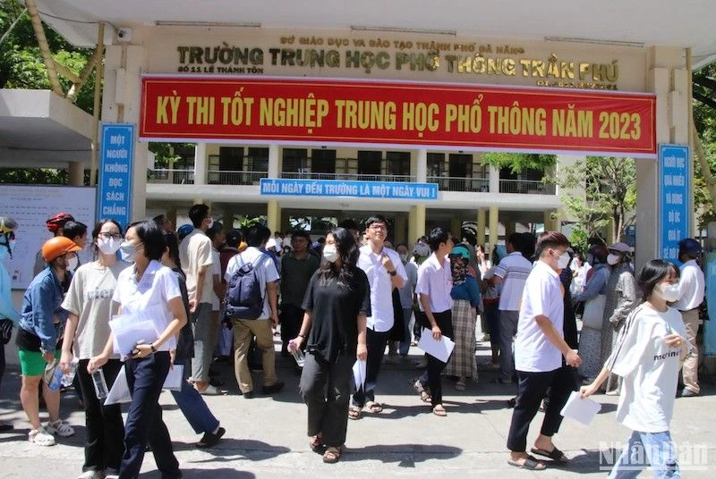 Các thí sinh dự thi Kỳ thi tốt nghiệp THPT năm 2023 tại điểm thi trường THPT Trần Phú. (Ảnh: ANH ĐÀO)