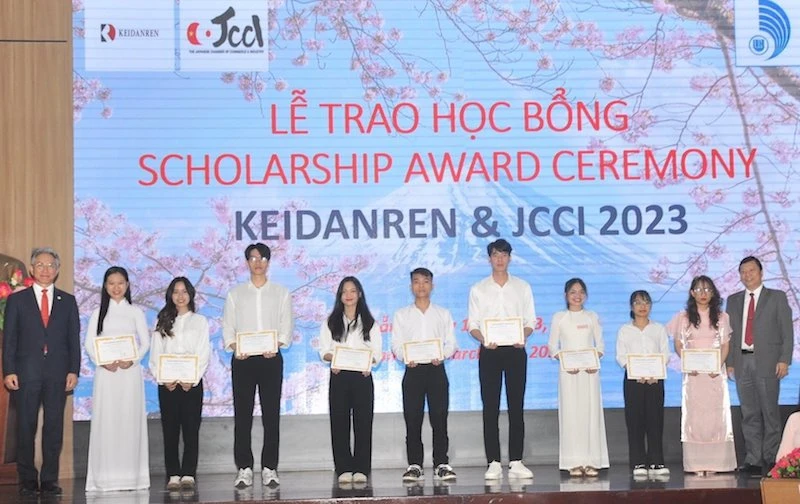 Liên đoàn Kinh tế Nhật Bản Keidairen và Hiệp hội Doanh nghiệp Nhật Bản JCCI trao học bổng cho sinh viên Đại học Đà Nẵng.