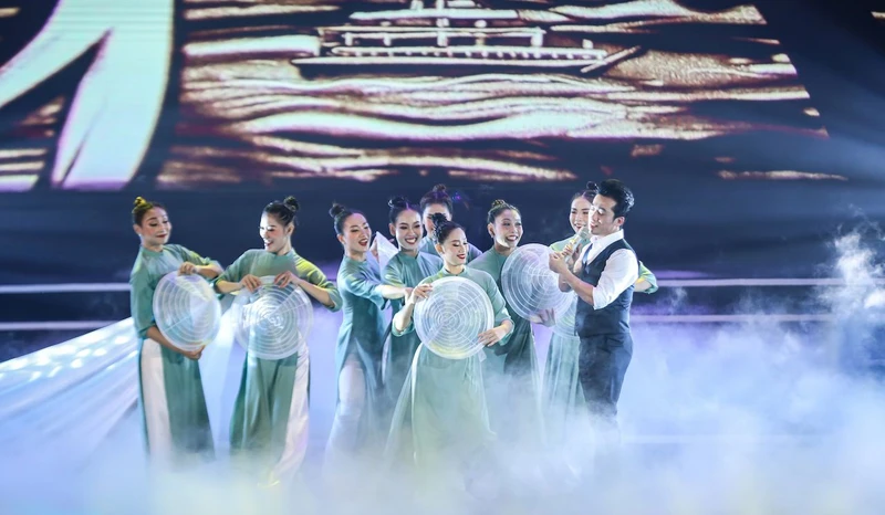 Các nghệ sỹ, diễn viên Nhà hát Trưng Vương Đà Nẵng trong một tiết mục biểu diễn. (Ảnh: Quang Nguyễn)