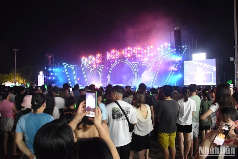 Hàng nghìn người chen kín tại đêm Nhạc hội tận hưởng mùa hè năm 2023 tối nay, 28/7. (Ảnh: ANH ĐÀO)