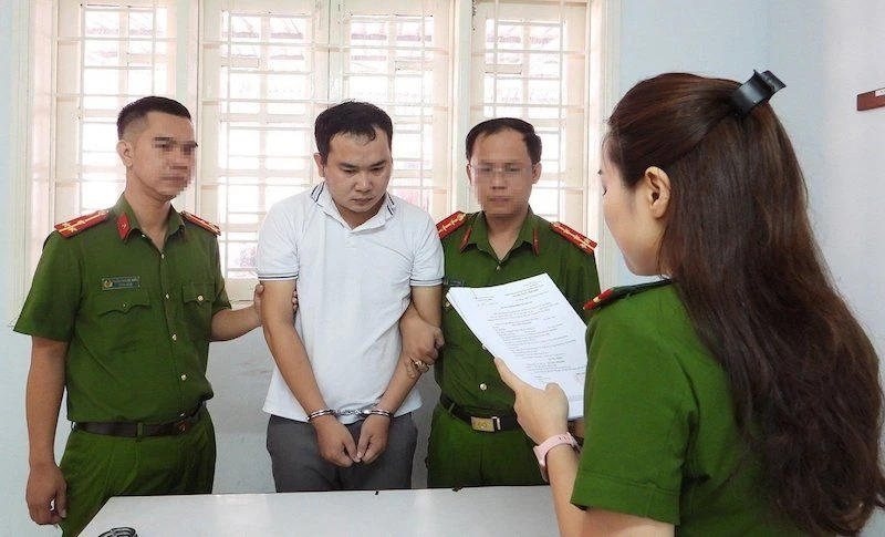Cơ quan Cảnh sát điều tra Công an TP Đà Nẵng tống đạt các quyết định đối với Nguyễn Vĩnh Sơn. (Ảnh: Công an cung cấp)