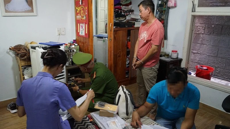 Cơ quan chức năng khám xét khẩn cấp nơi ở của đối tượng Nguyễn Nho Cầm. Ảnh Công an cung cấp