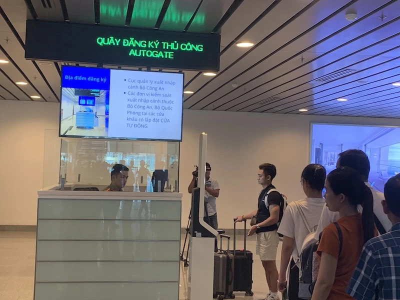 Triển khai hệ thống Autogate trong kiểm soát xuất nhập cảnh tại sân bay Đà Nẵng. (Ảnh: Công an cửa khẩu Cảng hàng không quốc tế Đà Nẵng cung cấp)
