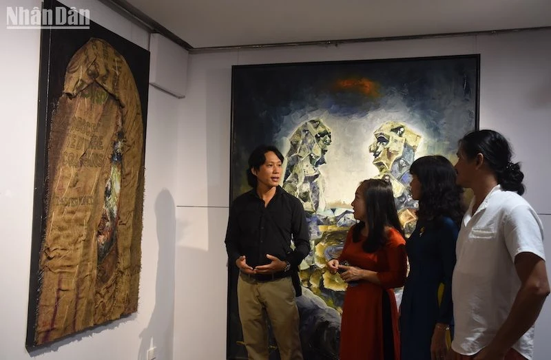Triển lãm Mỹ thuật trẻ - Đà Nẵng 2023, chính thức khai mạc chiều nay (31/8) tại Bảo tàng Mỹ thuật Đà Nẵng. (Ảnh: ANH ĐÀO)