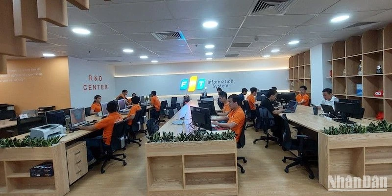 Các kỹ sư làm việc Trung tâm R&D Đà Nẵng. (Ảnh: ANH ĐÀO)
