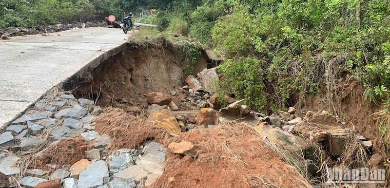 Tuyến đường ven biển Hoàng Sa - Trường Sa - Võ Nguyên Giáp bị sạt lở nghiêm trọng sau bão số 5/2022. (Ảnh ANH ĐÀO)