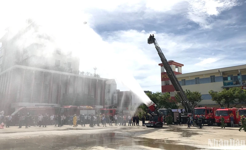 Hàng trăm người dân Đà Nẵng tiếp cận kỹ năng phòng cháy, chữa cháy 