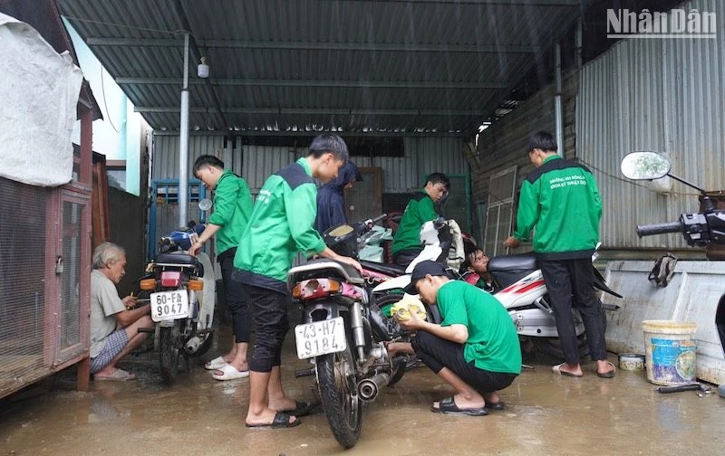 Nhiều xe máy bị ngập lụt được các bạn sinh viên Trường đại học Đông Á sửa chữa. (Ảnh ANH ĐÀO)