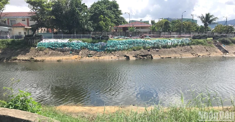Toàn cảnh đoạn sạt lún bờ kè kênh thoát nước Phú Lộc. 