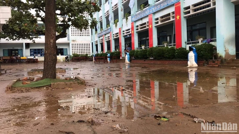 Bùn ngập sân trường và nhiều phòng học tầng 1 của Trường Tiểu học Hồng Quang,