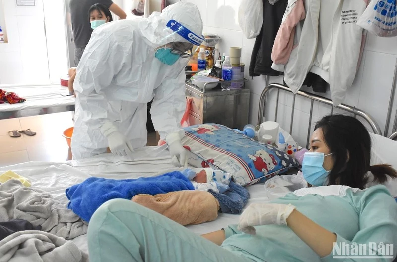 Bác sỹ Bệnh viện Phụ sản-Nhi Đà Nẵng tăng cường cho Bệnh viện Hòa Vang thời điểm dịch bệnh Covid-19 diễn biến phức tạp, ảnh chụp tháng 2/2022. (Ảnh: ANH ĐÀO)