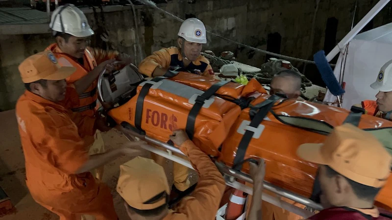 Lực lượng cứu hộ Tàu SAR 274 tiếp cận đưa bệnh nhân lên tàu.