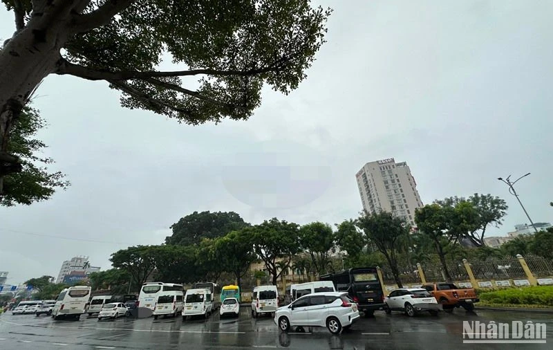 Bãi đỗ xe công cộng cạnh Bảo tàng Điêu khắc Chăm Đà Nẵng sáng 28/12. (Ảnh: ANH ĐÀO)