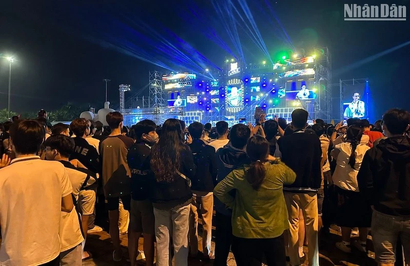 Hàng nghìn bạn trẻ Đà Nẵng thưởng thức chương trình Countdown chào năm mới 2024.