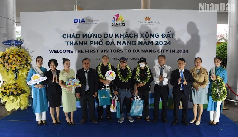 Đà Nẵng chào đón những hành khách đầu tiên "xông đất" ngành du lịch trong năm mới 2024. (Ảnh: ANH ĐÀO)